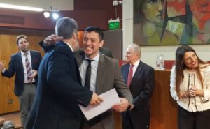 recibiendo diploma